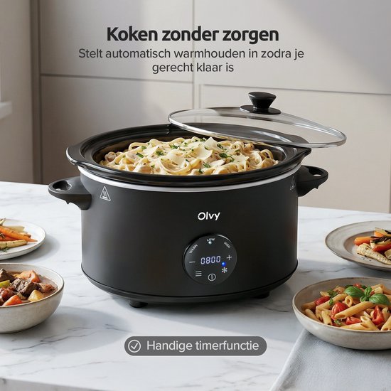 Zwarte Olvy slowcooker met romige pasta, omringd door kommen met stoofpot en pasta met tomatensaus.