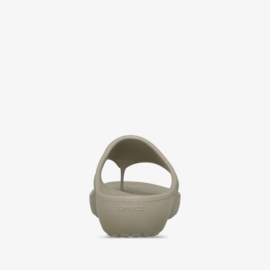 Beige Crocs Kadee Wedge dames teenslipper, achterkant zichtbaar met logo op de zool.