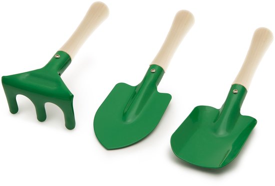 Drie groene tuingereedschappen met houten handvatten: een hark, een schep en een spade.