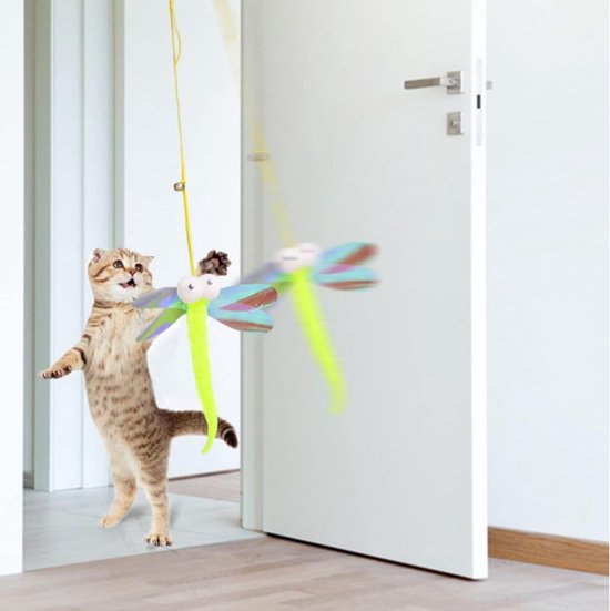 Kattenpret met hangend deurspeelgoed: een gestreepte kat springt naar een felgekleurde libel met wiebelende vleugels.