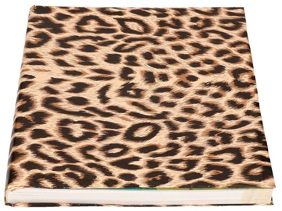 Un carnet à couverture léopard avec un motif doré, beige et noir.