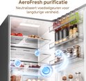 Close-up van een open koelkast met fruit, groenten en flessen. Blauwe luchtbellen 'AeroFresh' circuleren om geuren te neutraliseren.