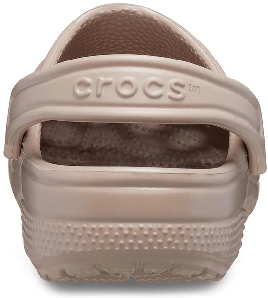 Achterkant van een lichtbruine Crocs instapper met de tekst 'crocs' op de band.