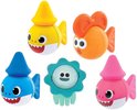 Gele, oranje, blauwe en roze Baby Shark figuren en een turkoois kwallenspeeltje.