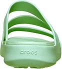 Achterkant van een mintgroene Crocs teenslipper met dunne bandjes.