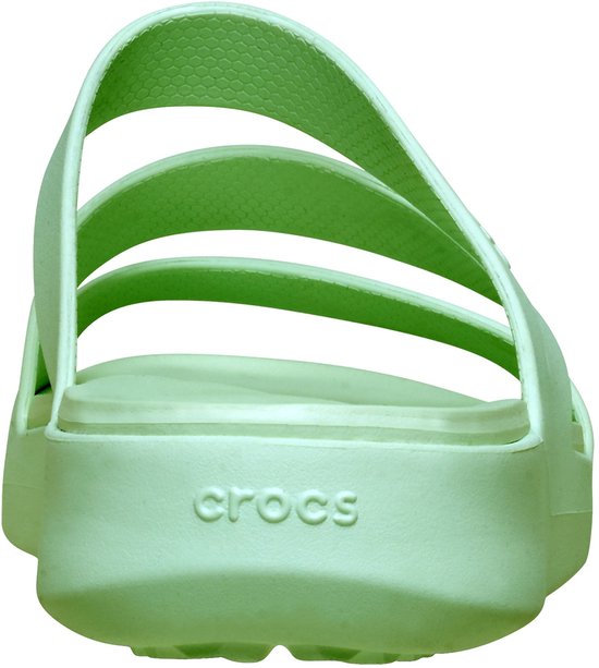 Achterkant van een mintgroene Crocs teenslipper met dunne bandjes.