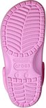 Zool van een lichtroze Crocs klomp met profiel en 'made in China' en 'Crocs' opdruk.