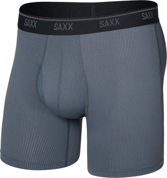 Grijze boxer met een subtiele stipjesprint, SAXX-logo op de tailleband, op zwarte achtergrond.