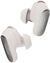 Lichtroze Bose oordopjes met zilverkleurige accenten, beide met Bose logo.
