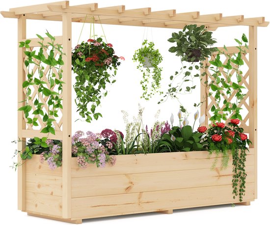Houten bloembak met klimrek, met hangende plantenbakken en vol bloeiende planten.