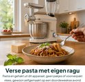 Crème keukenmixer met vleesmolen en blender, maakt verse pasta met ragu klaar.