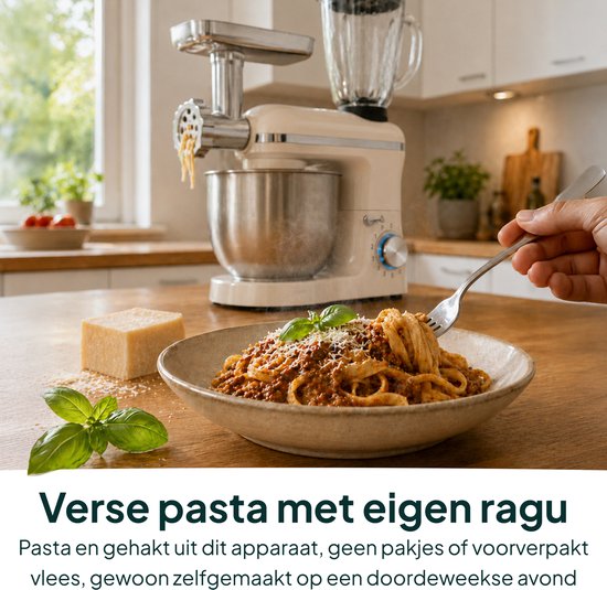 Crème keukenmixer met vleesmolen en blender, maakt verse pasta met ragu klaar.