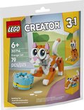 LEGO Creator 3-in-1 Oranje Kat. Oranje en witte kat met grote blauwe ogen en een blauwe voerbak.
