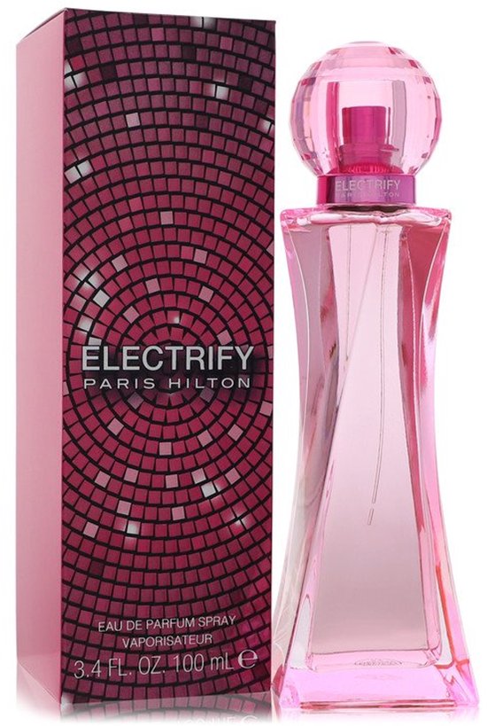 Roze parfumfles met gestreepte dop, naast een doos met een roze mozaïekpatroon. "ELECTRIFY PARIS HILTON" staat erop.