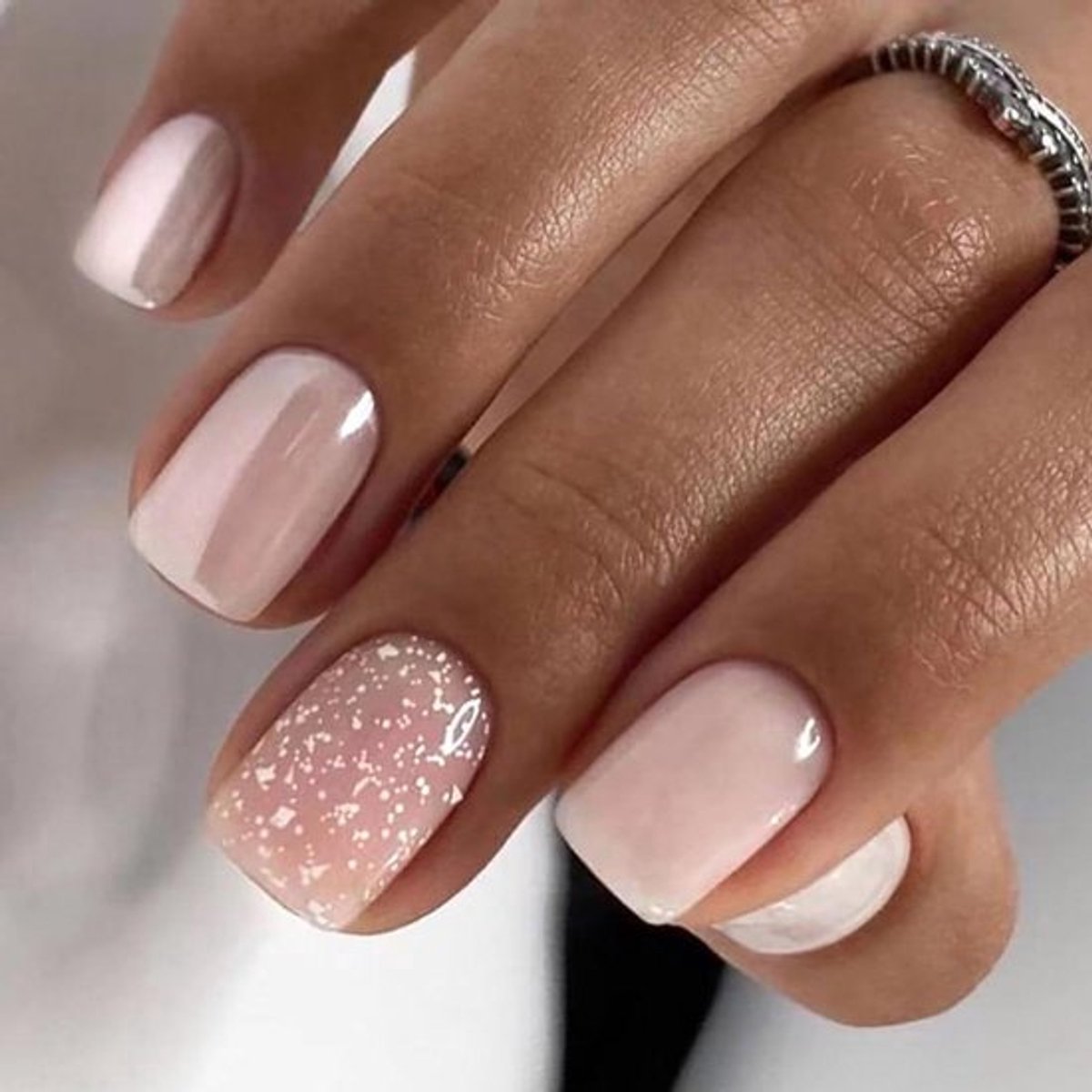 Roze pailletten set voor manicure bij dames en meisjes met nagelknipper