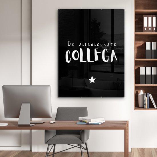 ® Glasschilderij 90x120 cm - Schilderij acrylglas - Spreuken - De allerleukste collega - Quotes - Collega - Foto op glas - Muurdecoratie woonkamer - Wanddecoratie slaapkamer - Schilderijen