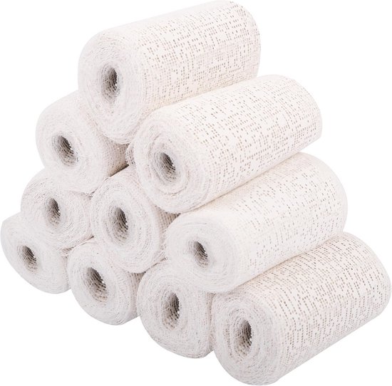 Stapel van 10 rollen gipsdoek, de textuur is zichtbaar op de witte rollen.