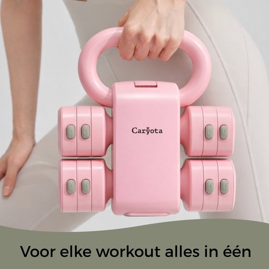 Een vrouw houdt een roze verstelbare kettlebell vast met vier gewichtsplaten aan elke kant.