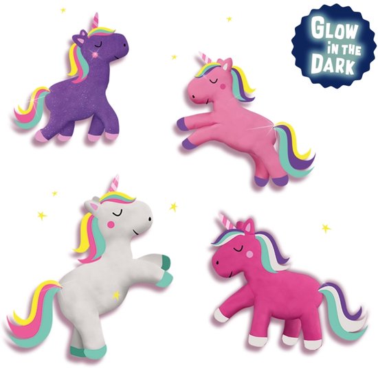 Vier glow-in-the-dark eenhoorns van klei: paars, roze, wit en felroze met regenboogmanen.