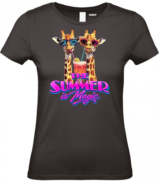 Zwart t-shirt met twee giraffen met zonnebril die een zomerse drank drinken. Tekst 'THE SUMMER is Magic'.