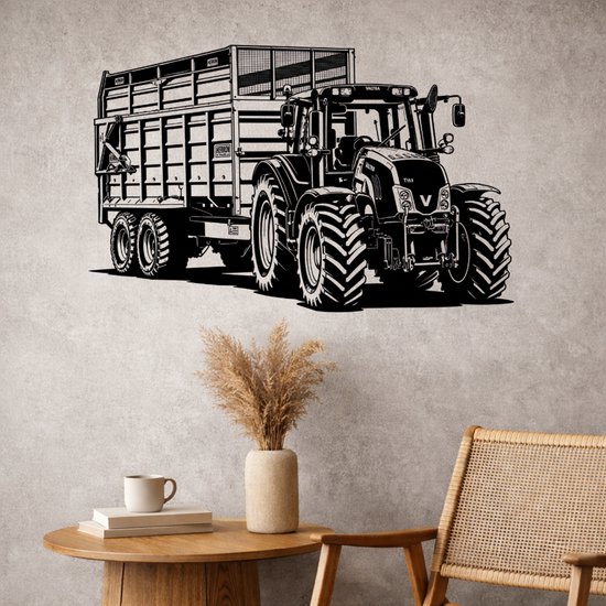 Silhouette d'un tracteur Valtra T153 avec une remorque ensileuse, comme décoration murale en métal au-dessus d'une table d'appoint et d'une chaise.