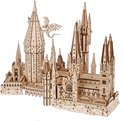 Houten model van Zweinstein kasteel met vliegende draak. Veel torens en gedetailleerde ramen. Witte achtergrond.
