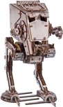 Houten AT-ST Walker model met twee poten, kanonnen en een draaibare cockpit.