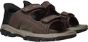Paar bruine Skechers Slip-Ins sandalen met klittenbandsluiting en rubberen zool.