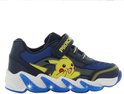 Donkerblauwe sneaker met Pikachu, gele details en lichtgevende blauwe golvende zool. "Pikachu" op de band.