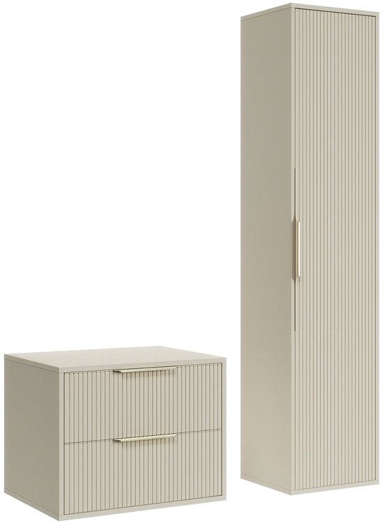 Beige nachtkastje met twee lades met gouden handgrepen, naast een hoge beige kast met één deur en gouden handgreep.