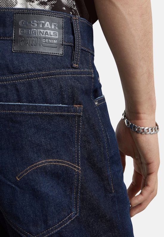 Detail van de achterkant van de donkerblauwe G-Star Mosa Straight jeans met label.
