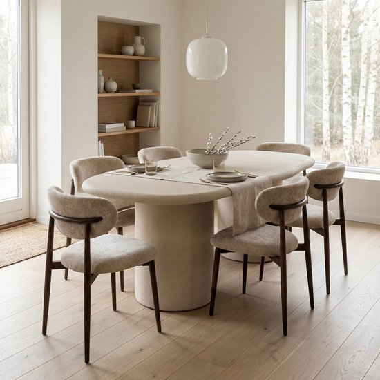 Salle à manger avec une table ovale et six chaises beiges sur pieds en bois.