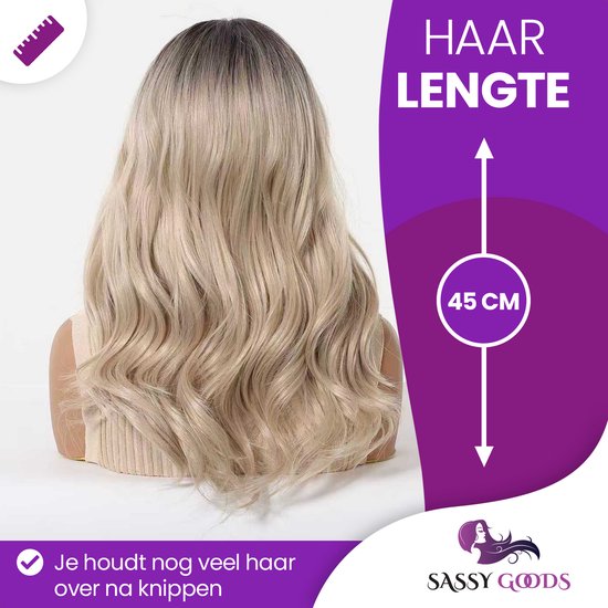 Achterkant van een pruik met lang, golvend blond haar van 45 cm lengte.