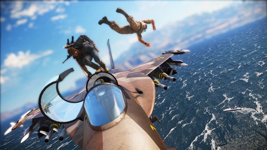Twee mannen vallen nabij een straaljager boven de oceaan, een helikopter vliegt in de verte.