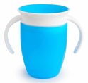Blauwe Munchkin Miracle 360° drinkbeker met witte handvatten en een wit handvat.