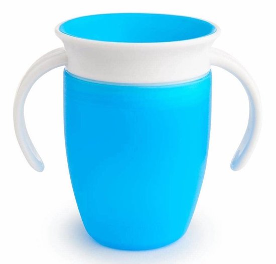 Blauwe Munchkin Miracle 360° drinkbeker met witte handvatten en een wit handvat.