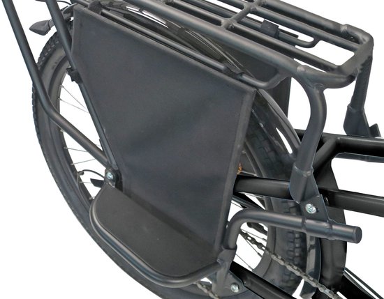 Zwarte fiets met bagagedrager en spatbord.