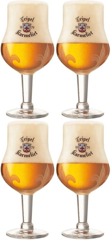 Quatre verres à bière Tripel Karmeliet, chacun rempli de bière et couronné d'une mousse abondante. Les verres portent le logo Karmeliet.