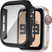 Een gouden Apple Watch met een zwart beschermhoesje dat eraf wordt gehaald. De wijzerplaat toont een lichtbruine achtergrond met zwarte cijfers.