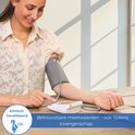 Vrouw met bloeddrukmeter om haar arm. "Betrouwbare meetwaarden - ook tijdens zwangerschap". "Klinisch gevalideerd OK".