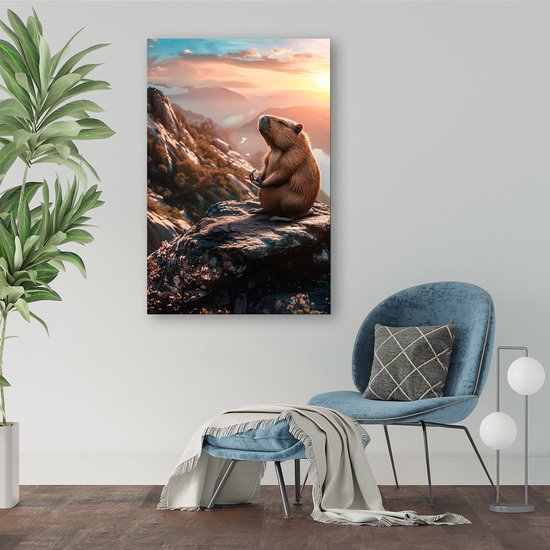 Mediterende capibara in berglandschap - Meditatie schilderijen canvas - Kunstwerk capibara - Surrealistisch - Muurdecoratie landelijk - Wanddecoratie woonkamer - canvas 100x150 cm