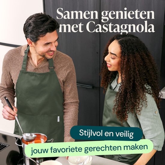 Homme et femme en tabliers de cuisine cuisinent ensemble. Les tabliers sont verts et élégants.