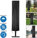 Zwarte parasolhoes met een standaardvoet. Waterdicht, UV-bestendig en winddicht.