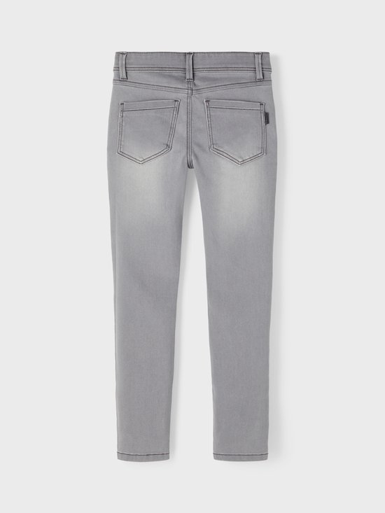 Achterkant van een strakke, grijze jeans.