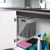 Grijze uittrekbare prullenbak met antracietkleurig frame, gemonteerd in een witte keukenkast.