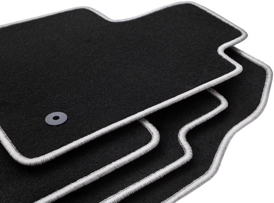 Tapis de sol noirs empilés avec passepoil gris et un œillet de fixation gris.