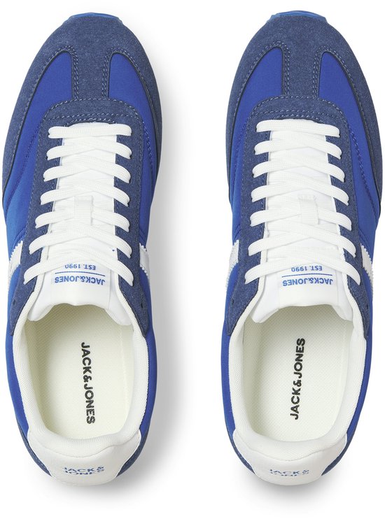 Blauwe Jack & Jones sneakers met witte veters en strepen.