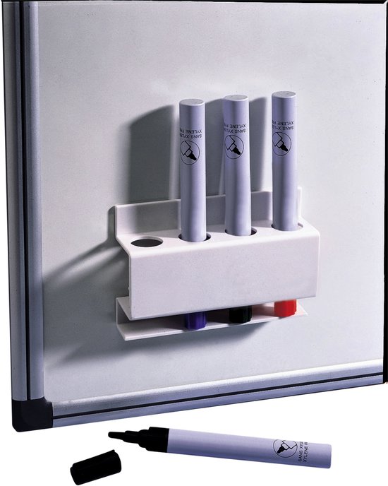 Witte markerhouder aan een whiteboard met vier witte markers en één losse marker ernaast met zwarte dop.