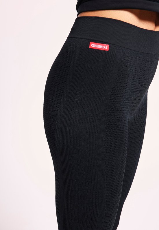 Zijzicht van een zwarte legging met textuur en een rood Damart-label.