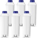 Zes witte waterfilters met blauwe doppen, staand op een witte achtergrond.